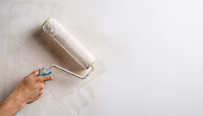 un peintre faisant la peinture