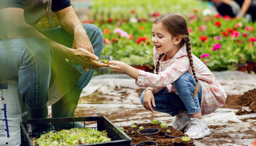 une jeune fille dans un potager