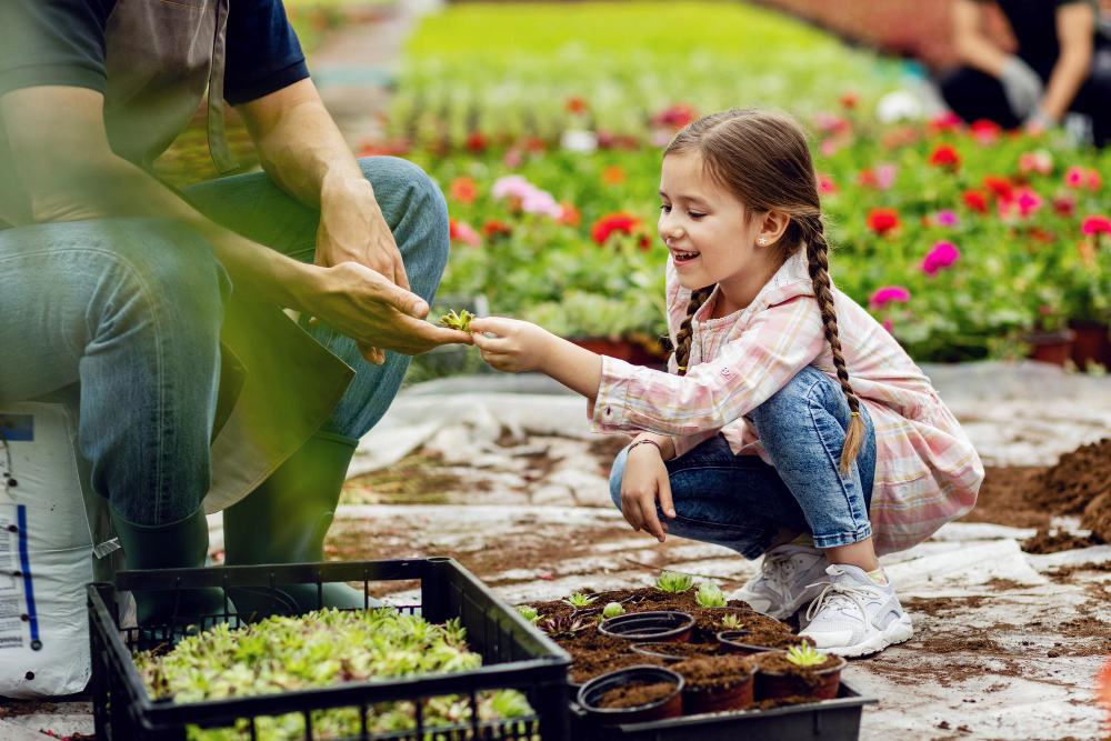 une jeune fille dans un potager